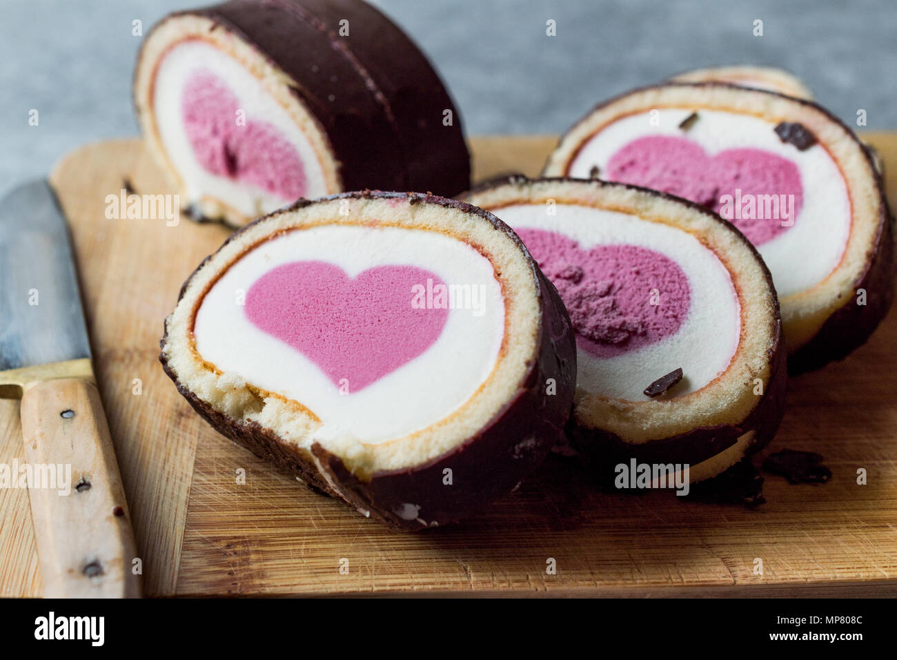 Herzförmige Eis Roll Cake mit Vanille und Schokolade. Dessert Konzept. Stockfoto