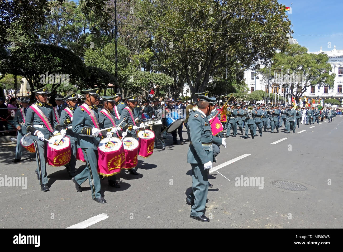 Sucre, Hauptstadt von Bolivien, - August 6, 2016: Militärische Parade durch das Zentrum von Sucre, Bolivien Tag der Unabhängigkeit zu markieren Stockfoto