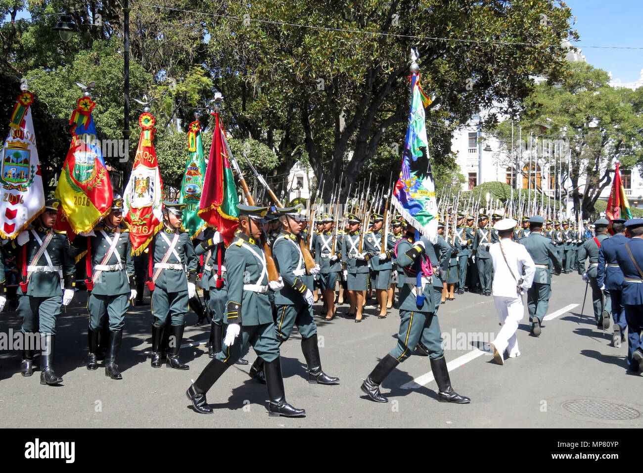 Sucre, Hauptstadt von Bolivien, - August 6, 2016: Militärische Parade durch das Zentrum von Sucre, Bolivien Tag der Unabhängigkeit zu markieren Stockfoto