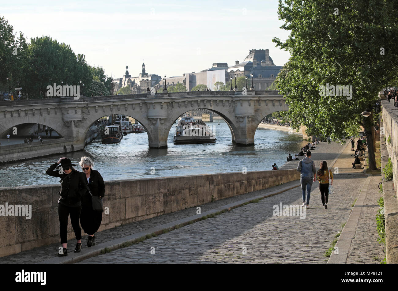 Menschen zu Fuß auf dem Kai in Pariser Straßenszene und Blick auf die Pont Neuf Brücke entlang dem linken Ufer der Seine in Paris Frühling KATHY DEWITT Stockfoto