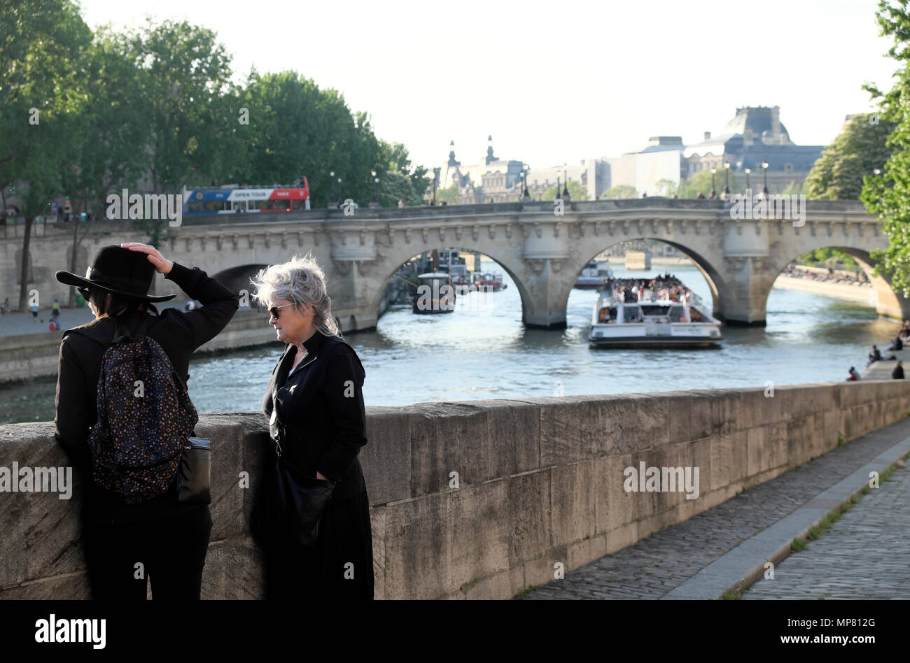 Frauen am Kai und Blick auf die Brücke Pont Neuf am linken Ufer der seine in Paris Spring KATHY DEWITT Stockfoto
