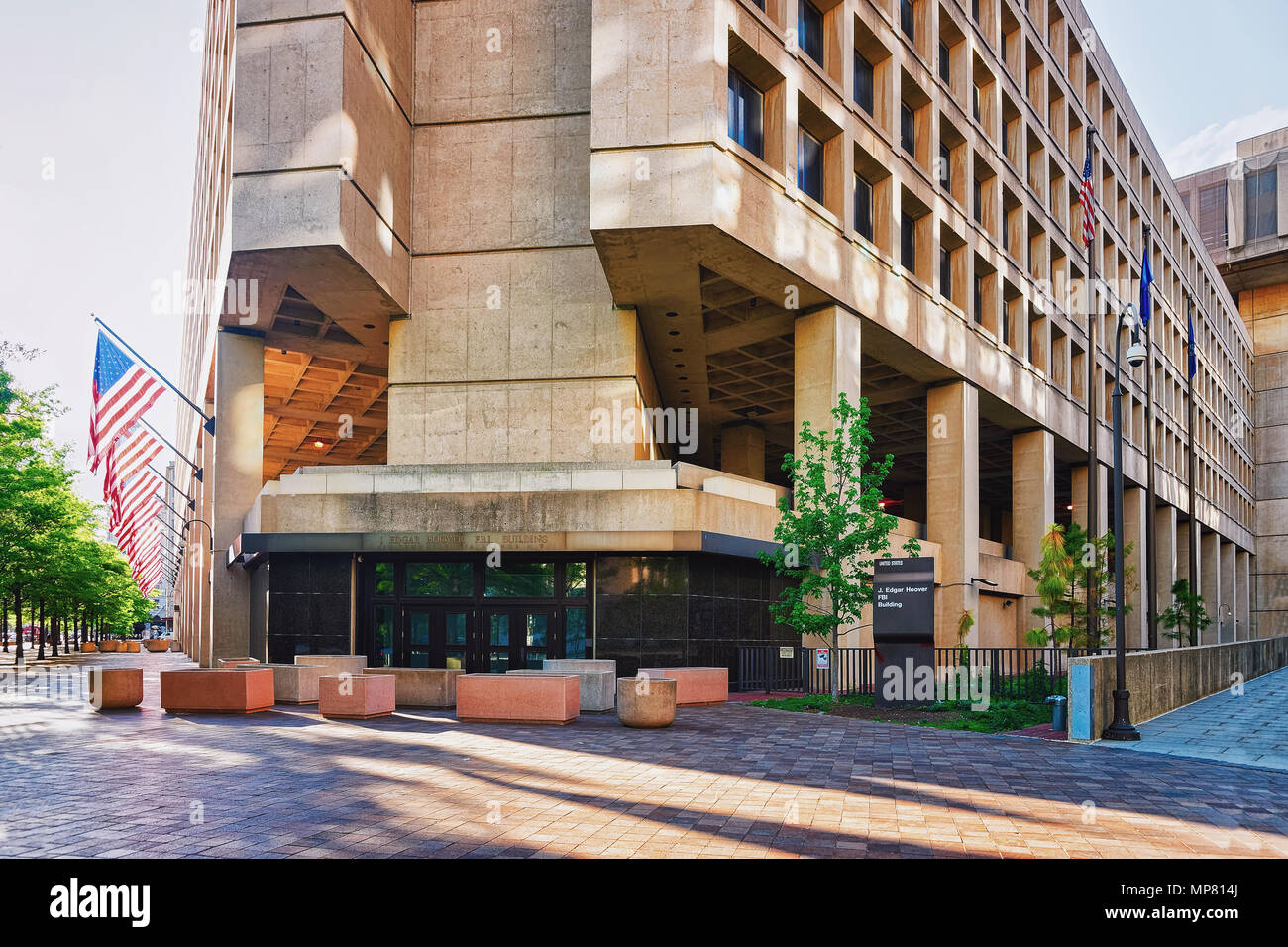 Washington D.C., USA - Mai 2, 2015: J.Edgar Hoover Gebäude mit Flaggen, die in Washington, USA befindet. Es ist Hauptgebäude des Fbi Stockfoto