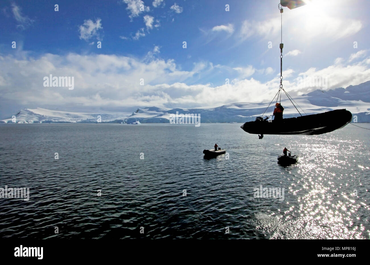 Aufblasbares Boot Kreuzfahrt auf dem Ozean, Antarktis Stockfotografie -  Alamy