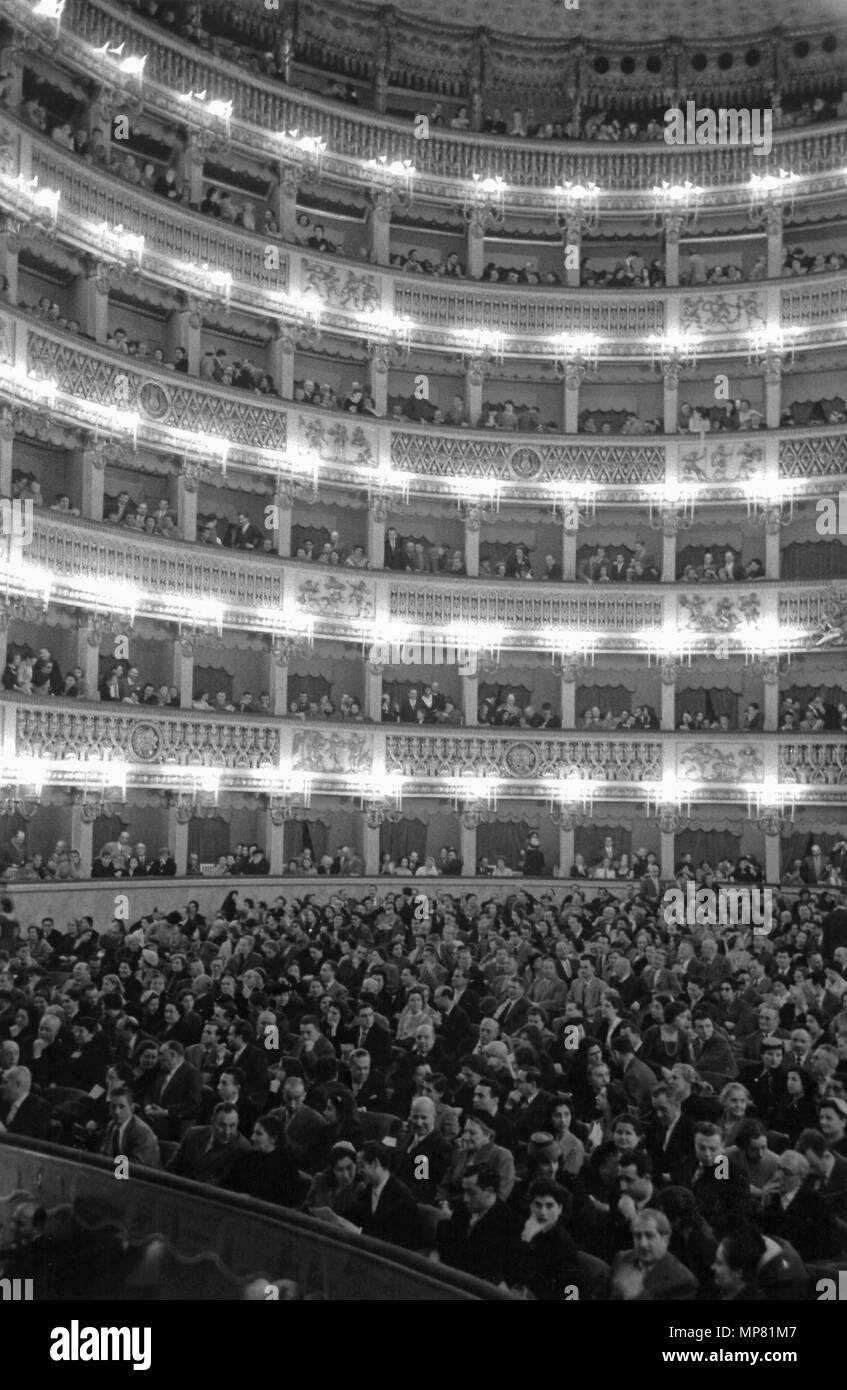 Die San Carol Oper Haus in Neapel, Italien mit Masse, Leistung, ca. 1940 s-50 s. Stockfoto