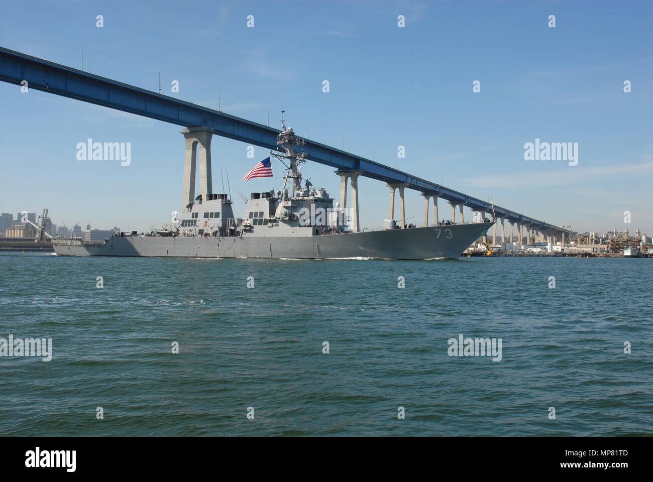 Die US-Marine der Arleigh-Burke-Klasse geführte Anti-raketen-Zerstörer USS Decatur parow unter dem Coronado Bay Bridge über die Bucht von San Diego Juli 2, in San Diego, Kalifornien 2007 Transite. (Foto von Johannes Steinberger über Planetpix) Stockfoto