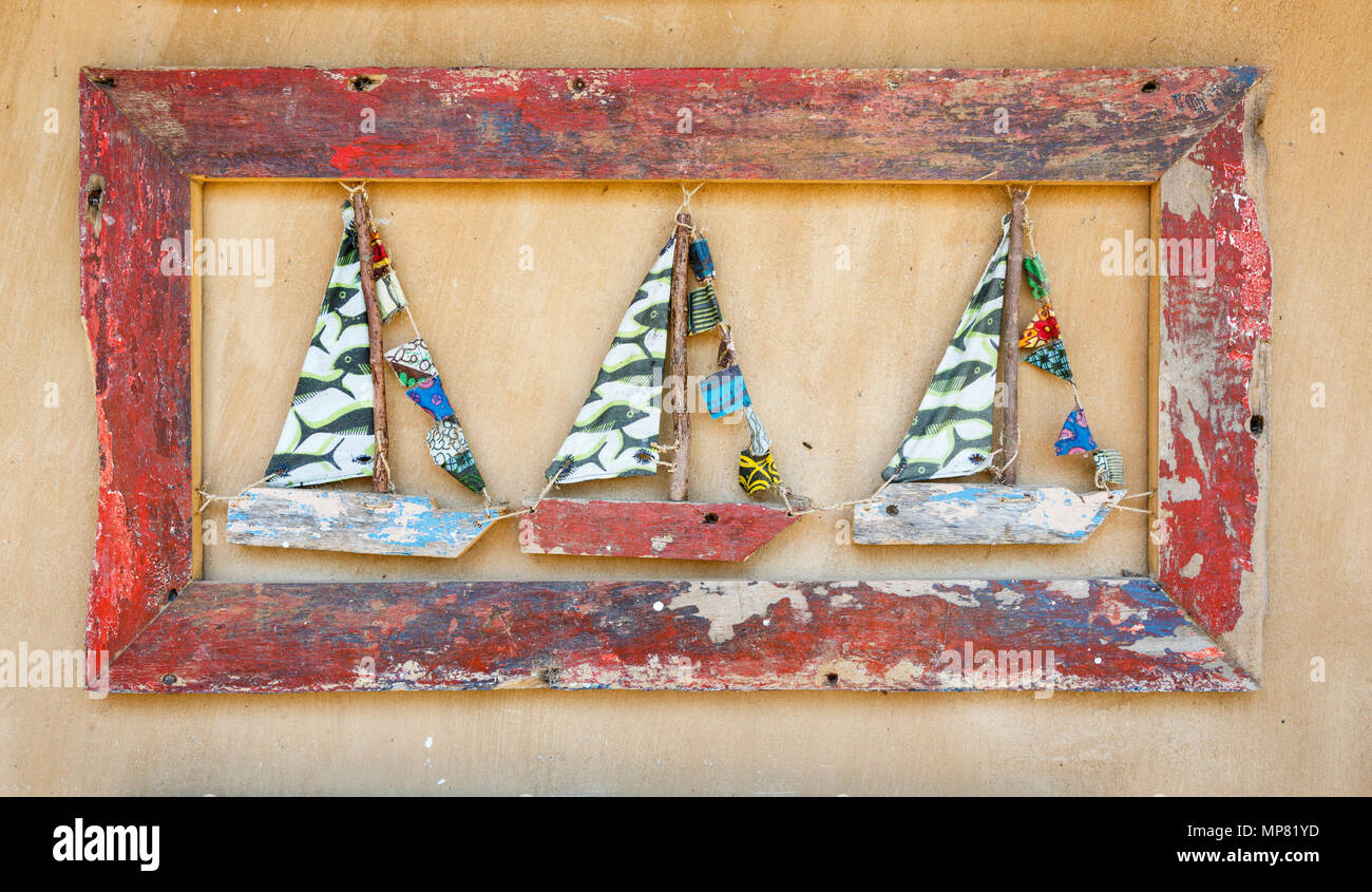 Hand Made Bild von Segeln Boote zum Verkauf als Souvenirs an Katundu kreative Handel Werkstatt, Likoma Island, Lake Malawi, Malawi, Süd-afrika Stockfoto