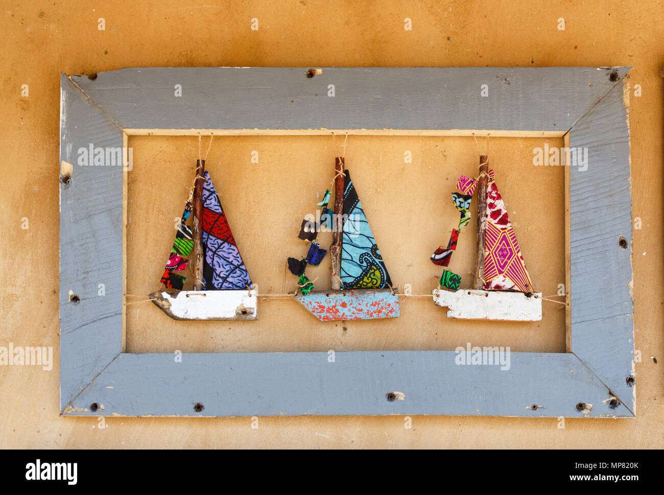Hand Made Bild von Segeln Boote zum Verkauf als Souvenirs an Katundu kreative Handel Werkstatt, Likoma Island, Lake Malawi, Malawi, Süd-afrika Stockfoto