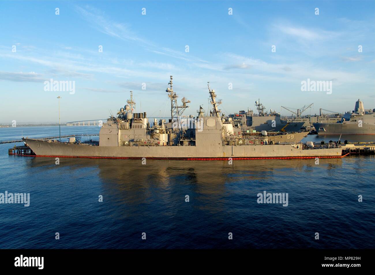 Die US-Marine Ticonderoga-Klasse geführte Anti-raketen-Zerstörer USS Cape St. George Moore am Naval Base San Diego 27. August in San Diego, Kalifornien, 2011. (Foto von Joe Kane über Planetpix) Stockfoto