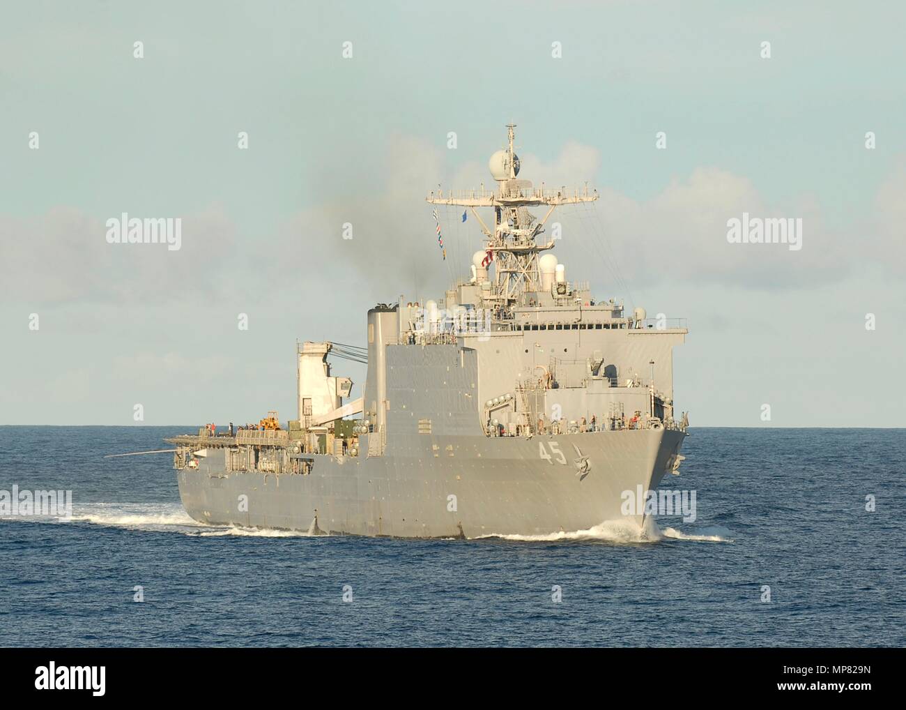 Die US-Marine Whidbey Island-Klasse amphibische Landung dock Schiff USS Comstock parow unterwegs September 26, 2011 im Pazifischen Ozean. (Foto von Larry S. Carlson über Planetpix) Stockfoto