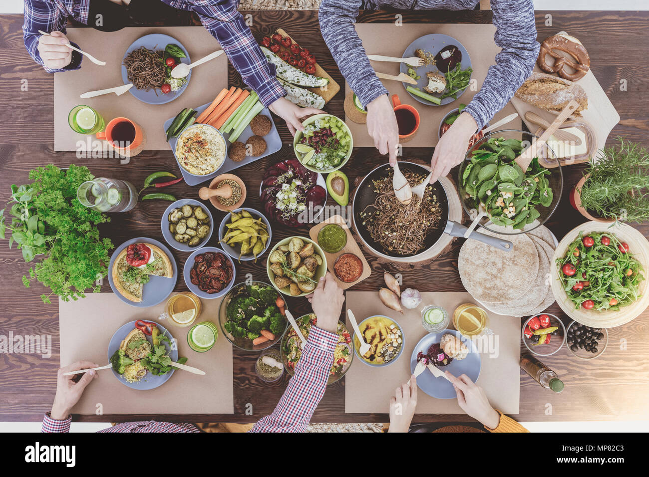 Leute genießen Familie Abendessen im vegetarischen Restaurant Stockfoto
