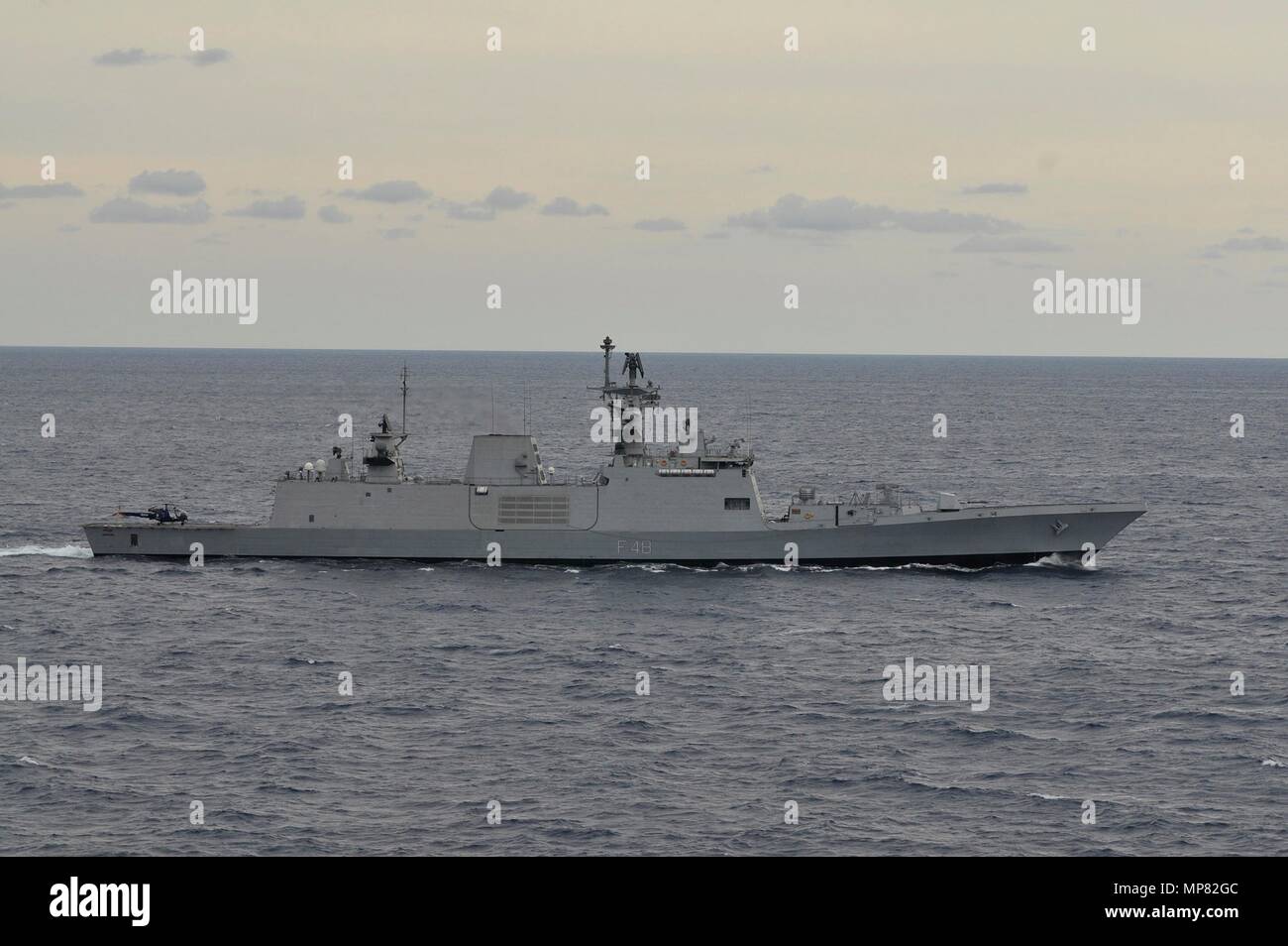 Indische Marine Shivalik-Klasse stealth multi-rolle Fregatte Schiff ins Satpura unterwegs während der Übung Malabar April 14, 2012 in der Bucht von Bengalen. (Foto von George M. Bell über Planetpix) Stockfoto