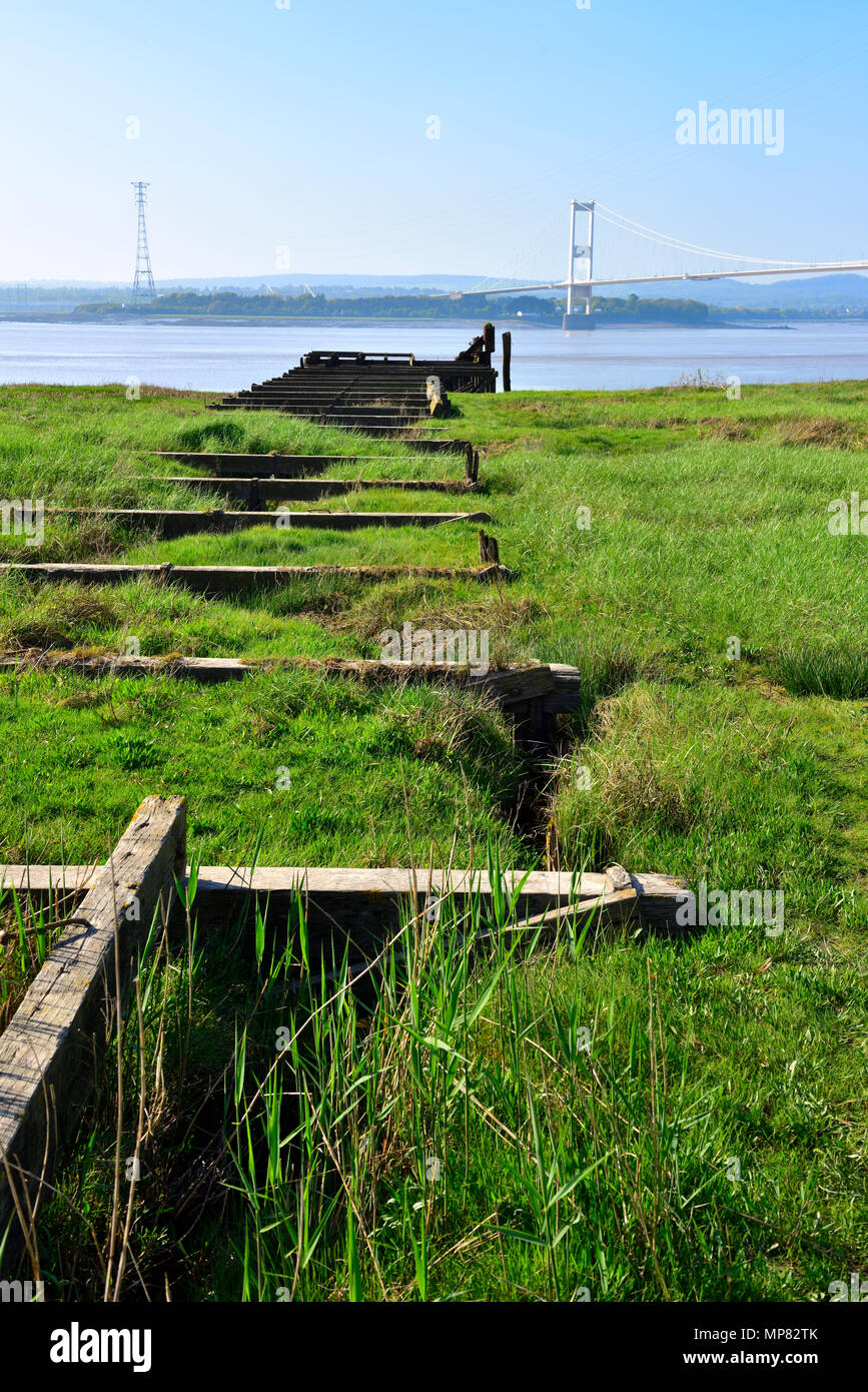 Severn Estuary, Änderungen im Verkehr die verfallenen Pier der alten Aust Fähre verwendet den Fluss und die neue Brücke der M48 (früher M4) Stockfoto