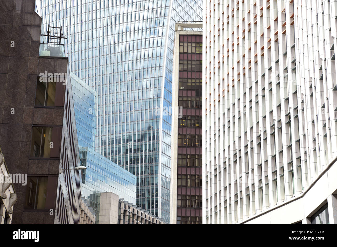 Moderne Bürogebäude constructured aus Glas, Stahl und Beton, Fenchurch Street in der City von London, mit dem Walkie Talkie Gebäude im Bac Stockfoto