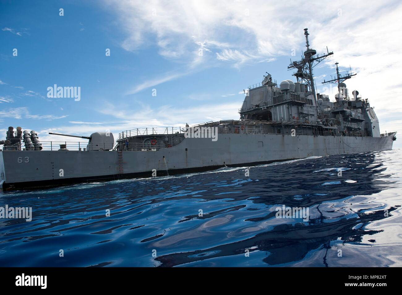 Die US-Marine Ticonderoga-Klasse geführte-missile Cruiser USS Cowpens parow unterwegs September 12, 2012 im Pazifischen Ozean. (Foto von Paul Kelly über Planetpix) Stockfoto