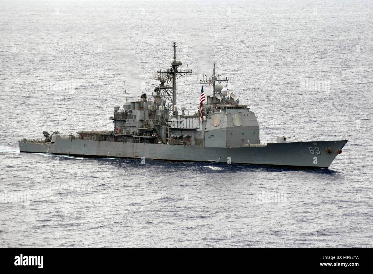 Die US-Marine Ticonderoga-Klasse geführte-missile Cruiser USS Cowpens parow unterwegs September 20, 2012 im Pazifischen Ozean. (Foto von Paul Kelly über Planetpix) Stockfoto