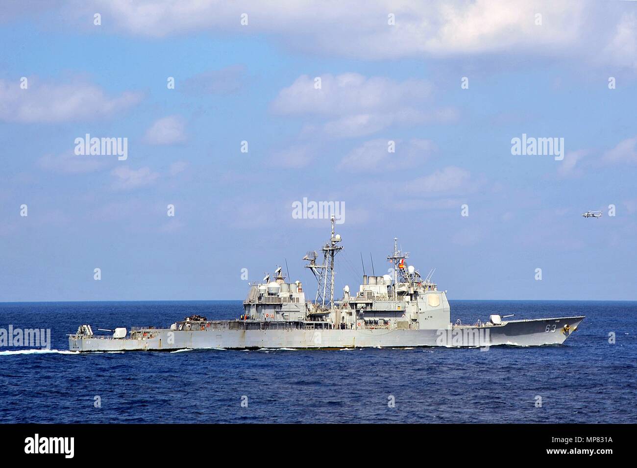 Die US-Marine Ticonderoga-Klasse geführte-missile Cruiser USS Cowpens parow unterwegs November 10, 201 im philippinischen Meer. (Foto von Declan Barnes über Planetpix) Stockfoto