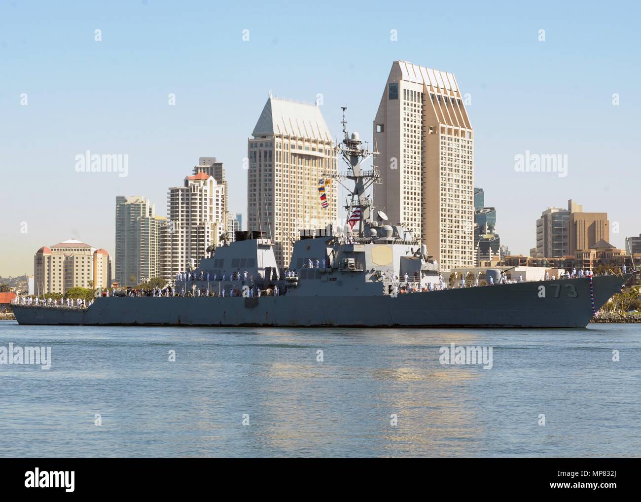 Die US-Marine der Arleigh-Burke-Klasse geführte Anti-raketen-Zerstörer USS Decatur kommt an der Naval Base San Diego April 19, 2013 in San Diego, Kalifornien. (Foto von Rosalie Garcia über Planetpix) Stockfoto