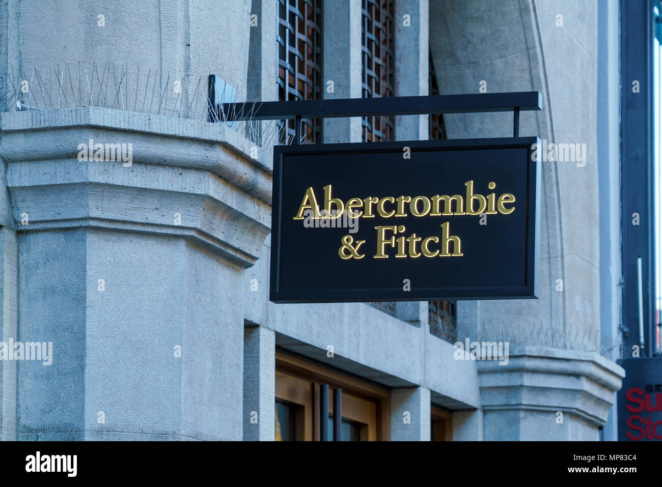 München, Deutschland - 20. Oktober 2017: Die Boutique von modischer Kleidung der Marke Abercrombie und Fitch im Zentrum der alten Stadt Stockfoto