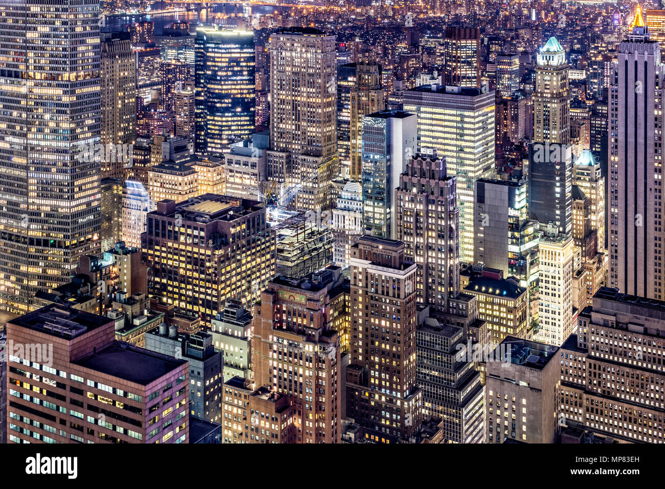 Luftaufnahme von Manhattan Wolkenkratzer bei Nacht Stockfoto