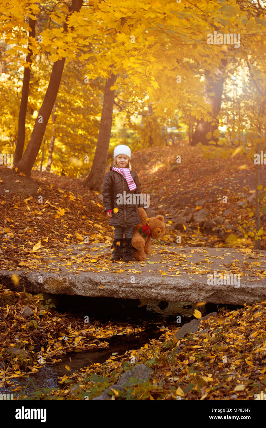 entzückendes kleine Mädchen mit Herbst Blätter im Beauty park Stockfoto