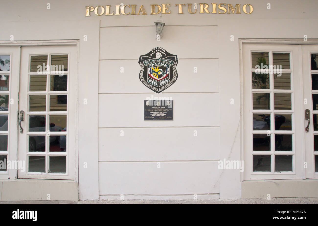 PANAMA CITY, Panama - 20. APRIL 2018: Im freien Blick auf die weissen Polizei spanische Gebäude mit einem Schild der nationalen Polizei von Panama in der Casco Viejo gelegen in der Stadt Stockfoto