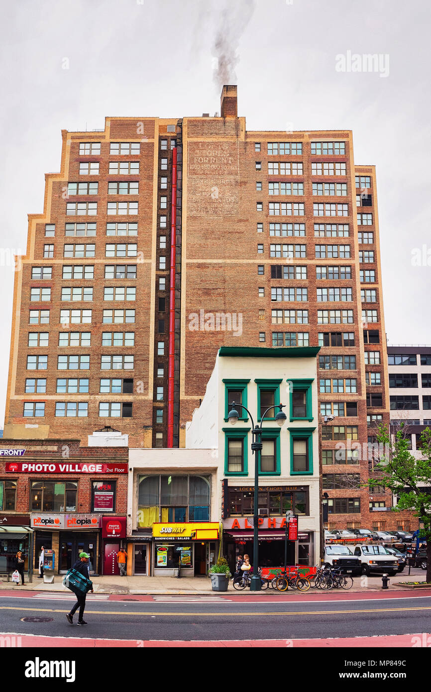 New York, USA - Mai 6, 2015: Kreuzung von West 34th Street und 7th Avenue, oder Fashion Avenue, in Midtown Manhattan, New York City, USA. Touristen in Stockfoto