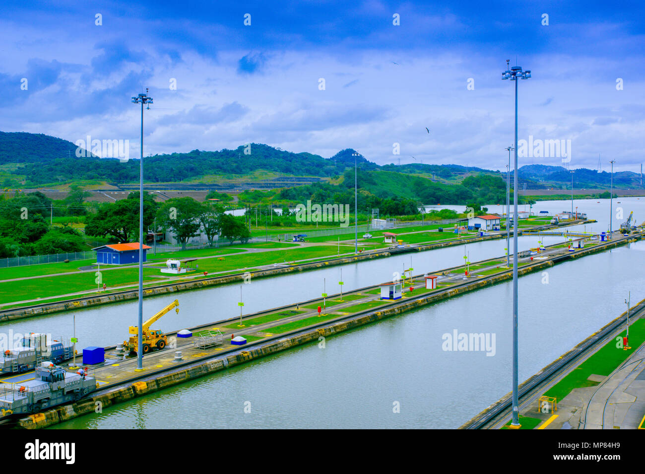 PANAMA CITY, Panama - 20. APRIL 2018: Dies ist der erste Satz der Sperren auf dem Atlantik Eingang des Panama Kanals. Schiffe sind insgesamt 87 Meter über dem Meeresspiegel angehoben Stockfoto