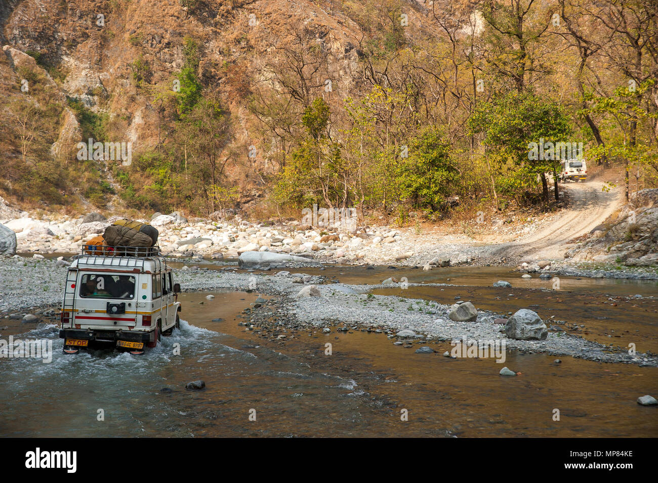 Vor kurzem eröffnete Straße von Chalti zu Chuka Dorf durch die Ladhya Fluss, Kumaon Bergen. Dieser Ort wurde bekannt durch Jim Corbett Uttarakhand, Indien Stockfoto