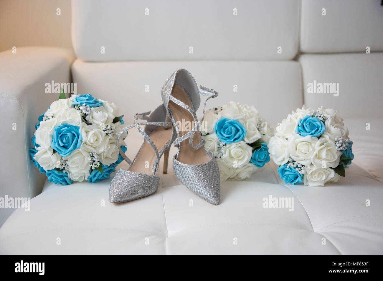 Bräute Hochzeit Tag glänzend Silber Schuhe mit dem brautstrauß und die  brautjungfern Blumensträuße Stockfotografie - Alamy