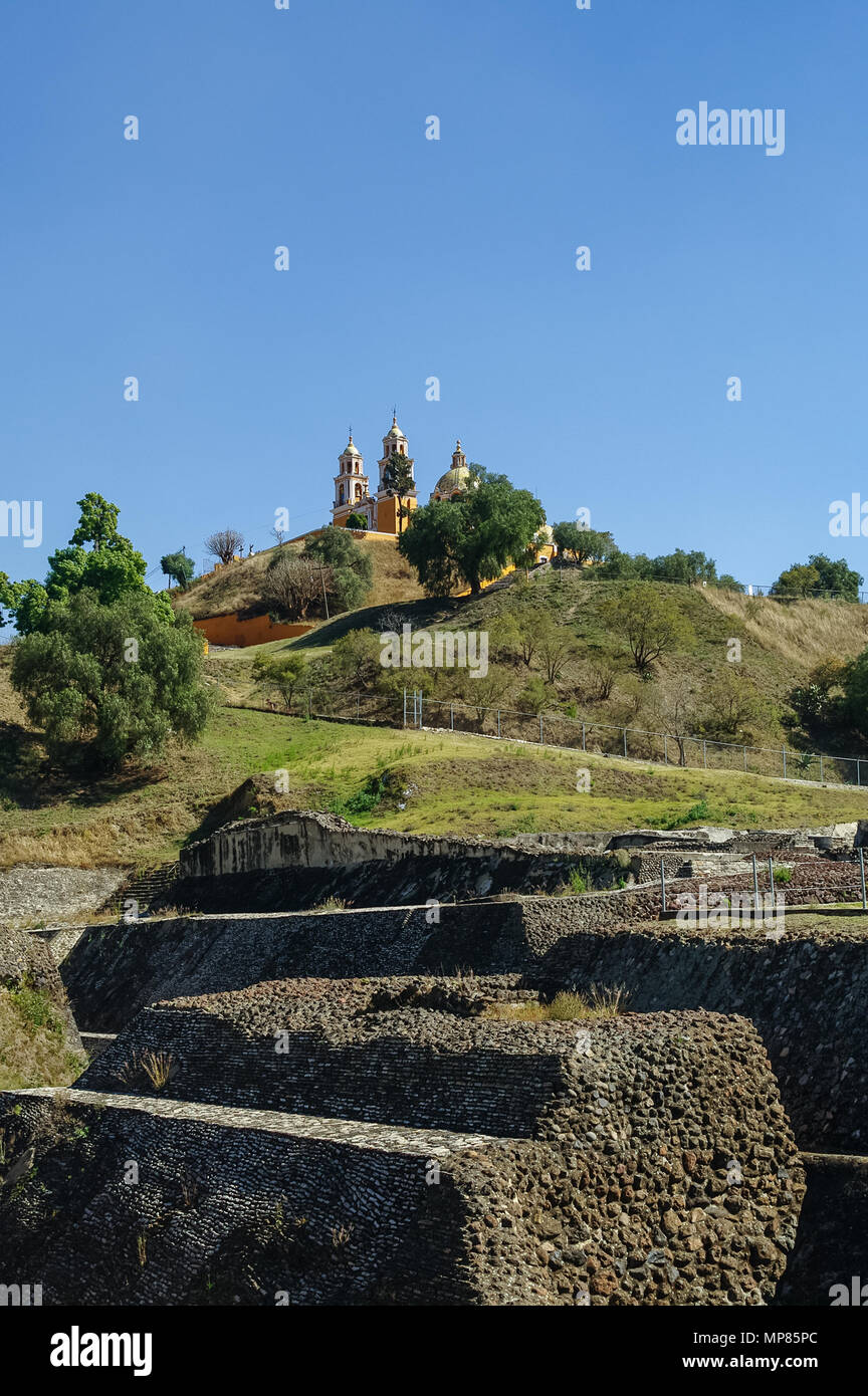 Ruinen der Pyramide von Cholula mit Kirche der Muttergottes von Mitteln an die Spitze der es - Cholula, Puebla, Mexiko Stockfoto