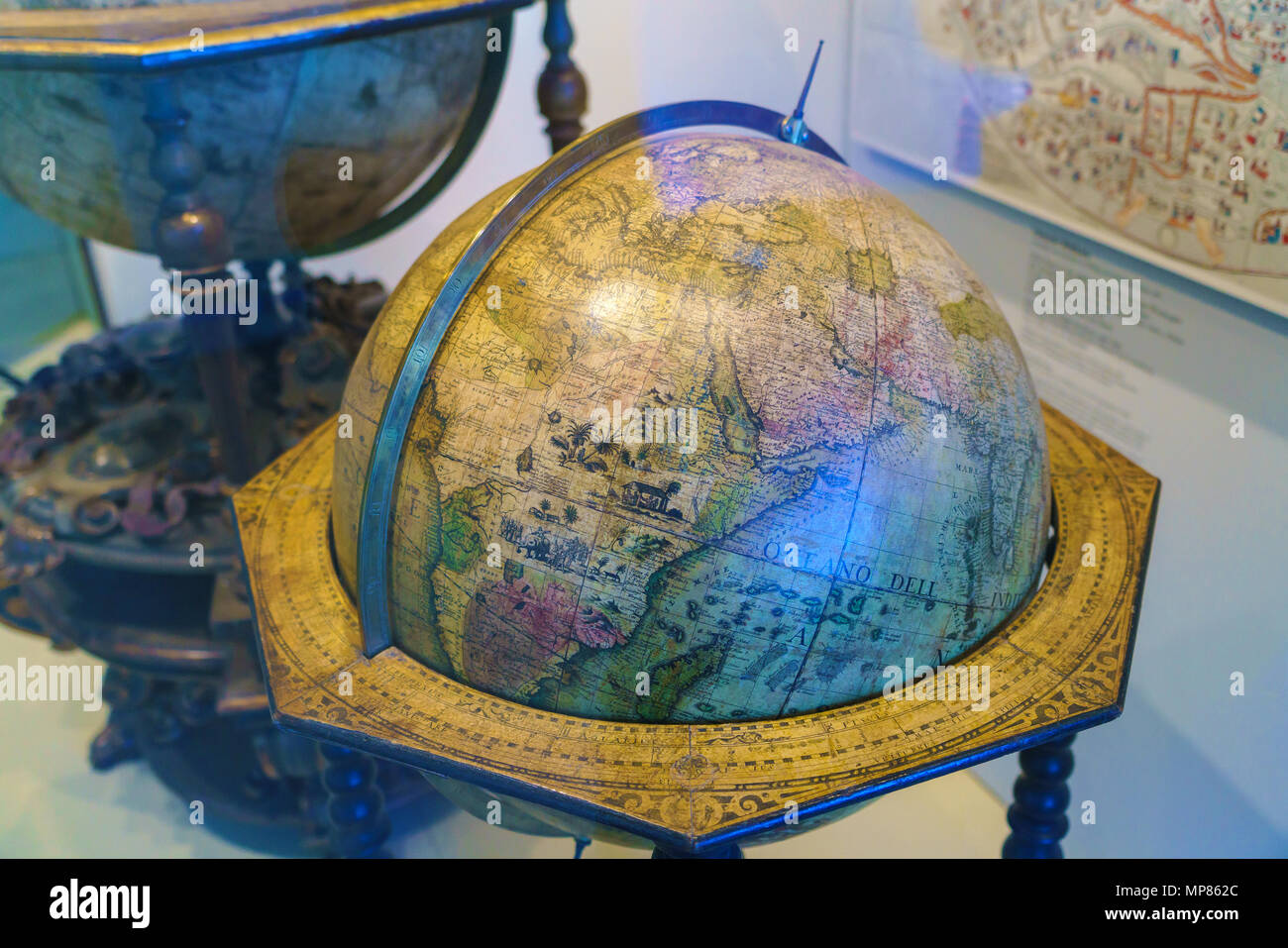 München, Deutschland - 20. Oktober 2017: alte Globen in der Halle des Deutsches Museum der Kartographie und Geographie gewidmet Stockfoto