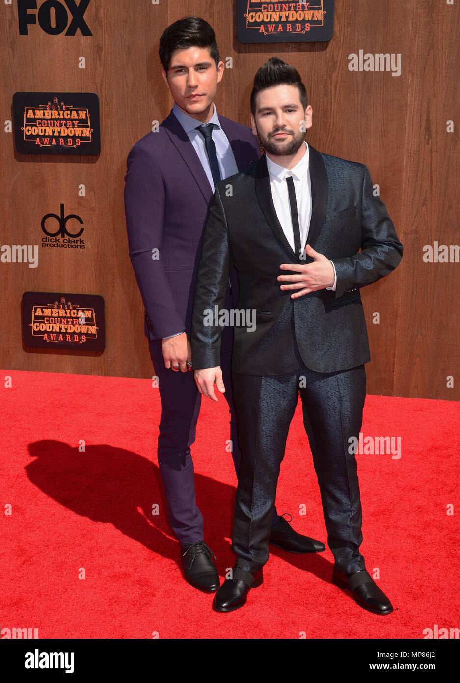 Dan Smyers, Shay Mooney 014 Ankunft in den 2016 American Country Countdown Auszeichnungen auf der Great Western Forum in Los Angeles. 1. Mai 2016. Dan Smyers, Shay Mooney 014 Veranstaltung in Hollywood Leben - Kalifornien, Red Carpet Event, USA, Filmindustrie, Prominente, Fotografie, Bestof, Kunst, Kultur und Unterhaltung, Topix prominente Mode, Besten, Hollywood Leben, Event in Hollywood Leben - Kalifornien, Roter Teppich und backstage, Film Stars, TV Stars, Musik, Promis, Kunst, Kultur und Unterhaltung, vertikal, eine Person, Fotografie, Anfrage tsuni@Gamma-USA.com, Kredit Tsuni/USA, Stockfoto