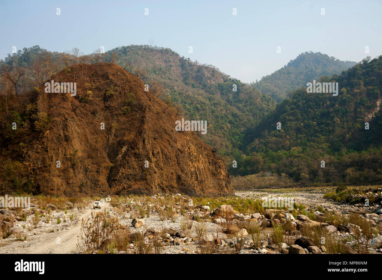 Vor kurzem eröffnete Straße von Chalti zu Chuka Dorf durch die Ladhya Fluss, Kumaon Bergen. Dieser Ort wurde bekannt durch Jim Corbett Uttarakhand, Indien Stockfoto