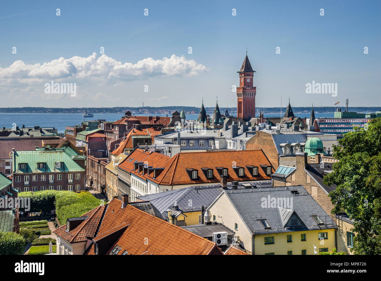 Blick über die Dächer der Ostsee Küstenstadt Helsingborg aus dem Kärnan mittelalterliche Festung mit Turm der Radhuset, die helsingborg Ci Stockfoto