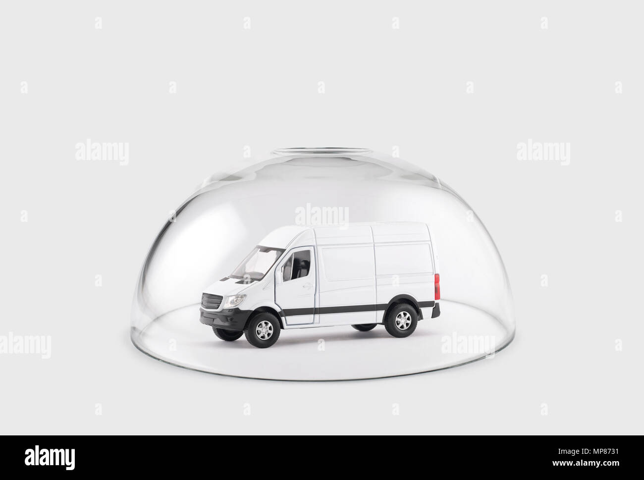 Transport white van Auto unter einer Glaskuppel geschützt Stockfoto
