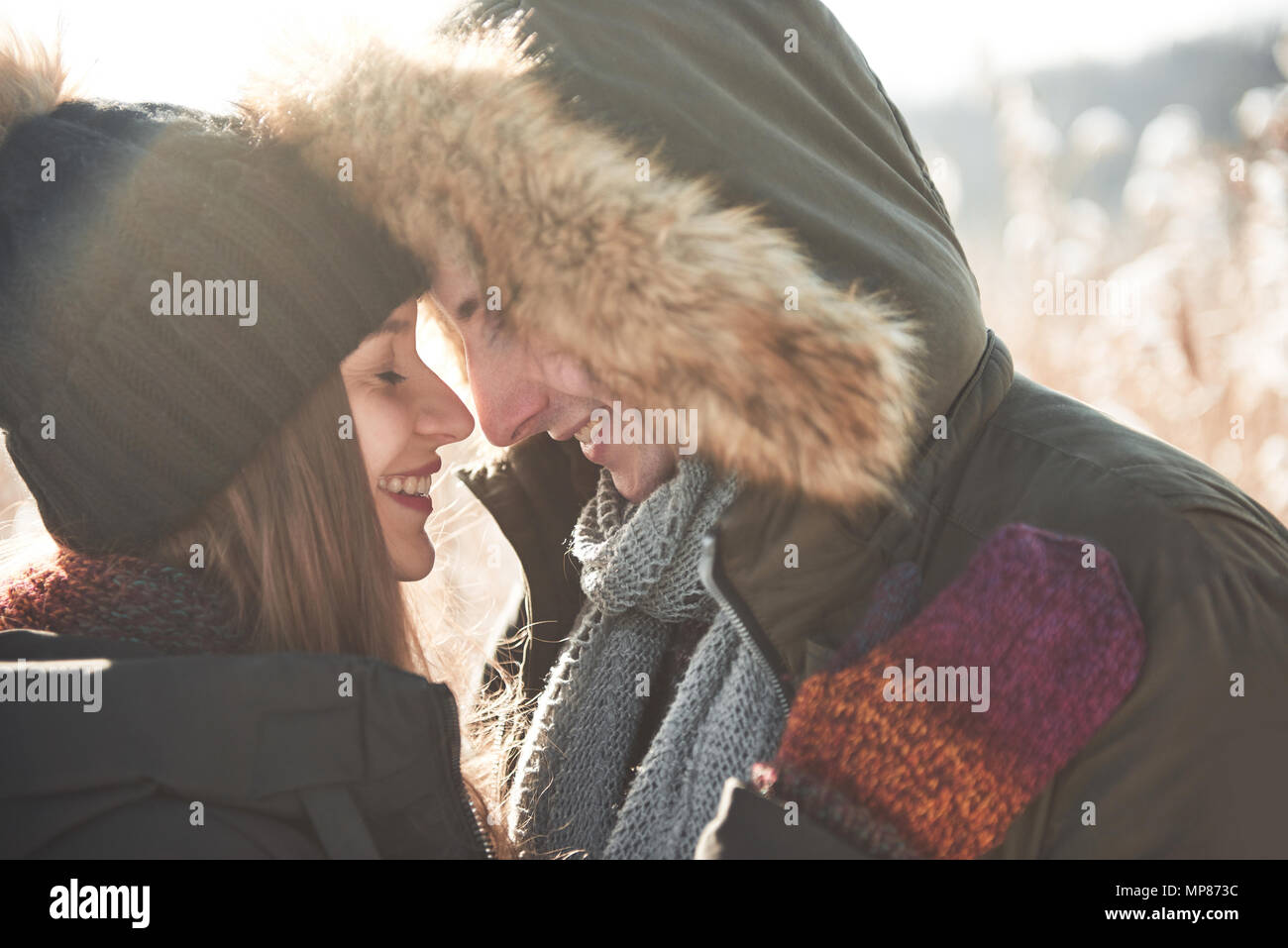 Fröhliche junge Paare, die Spaß in Winter park Stockfoto