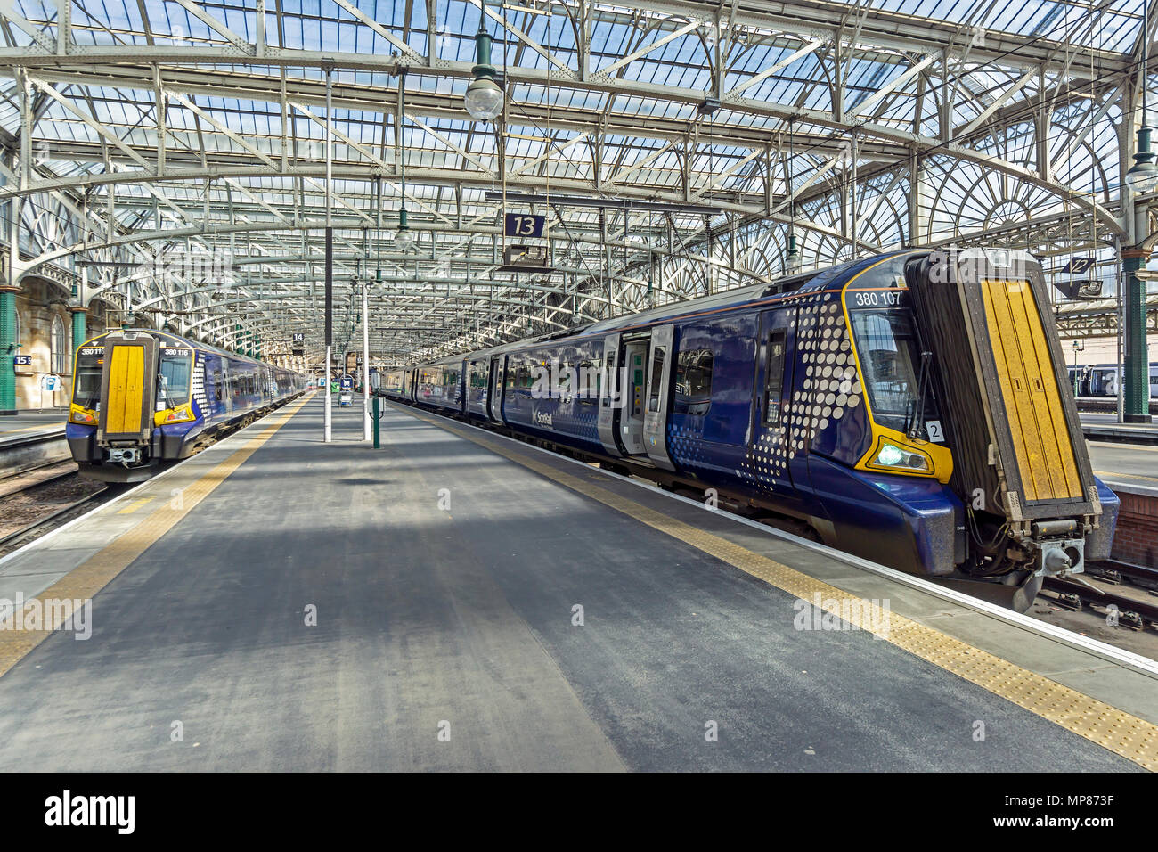 Zwei scotrail Klasse 380 elektrische Triebzüge im Hauptbahnhof von Glasgow Glasgow Schottland Großbritannien Stockfoto