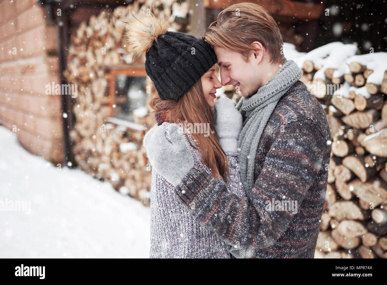 Weihnachten glückliches Paar in der Liebe in schneereichen Winter kalt Wald umarmen, kopieren, neue Jahr party Feier, Urlaub, Ferien, Reisen, Liebe und Beziehungen Stockfoto