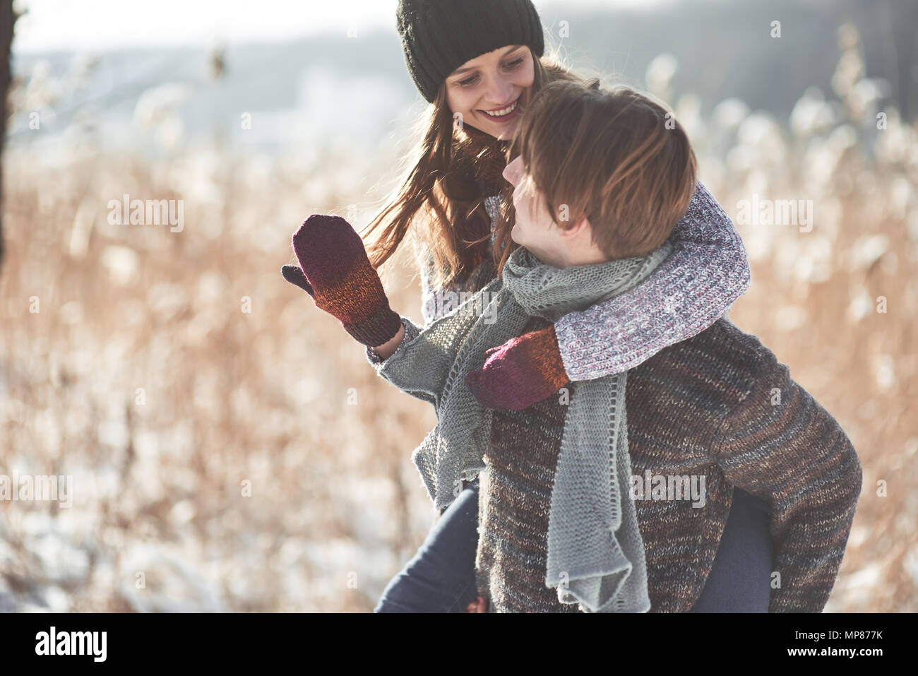 Weihnachten glückliches Paar in der Liebe in schneereichen Winter kalt Wald umarmen, kopieren, neue Jahr party Feier, Urlaub, Ferien, Reisen, Liebe und Beziehungen Stockfoto