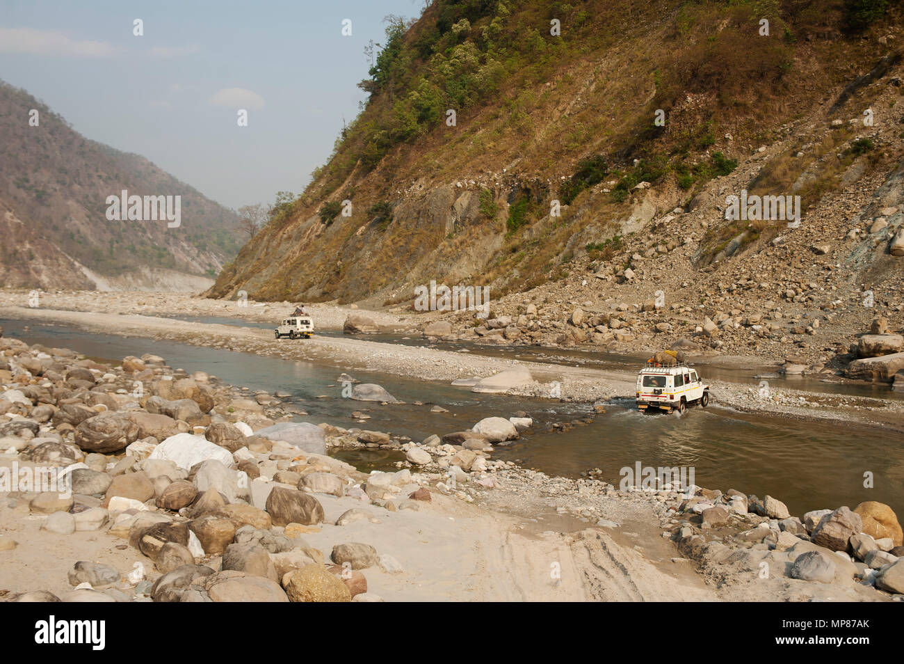 Vor kurzem eröffnete Straße von Chalti zu Chuka Dorf durch die Ladhya Fluss, Kumaon Bergen. Dieser Ort wurde bekannt durch Jim Corbett Uttarakhand, Indien Stockfoto