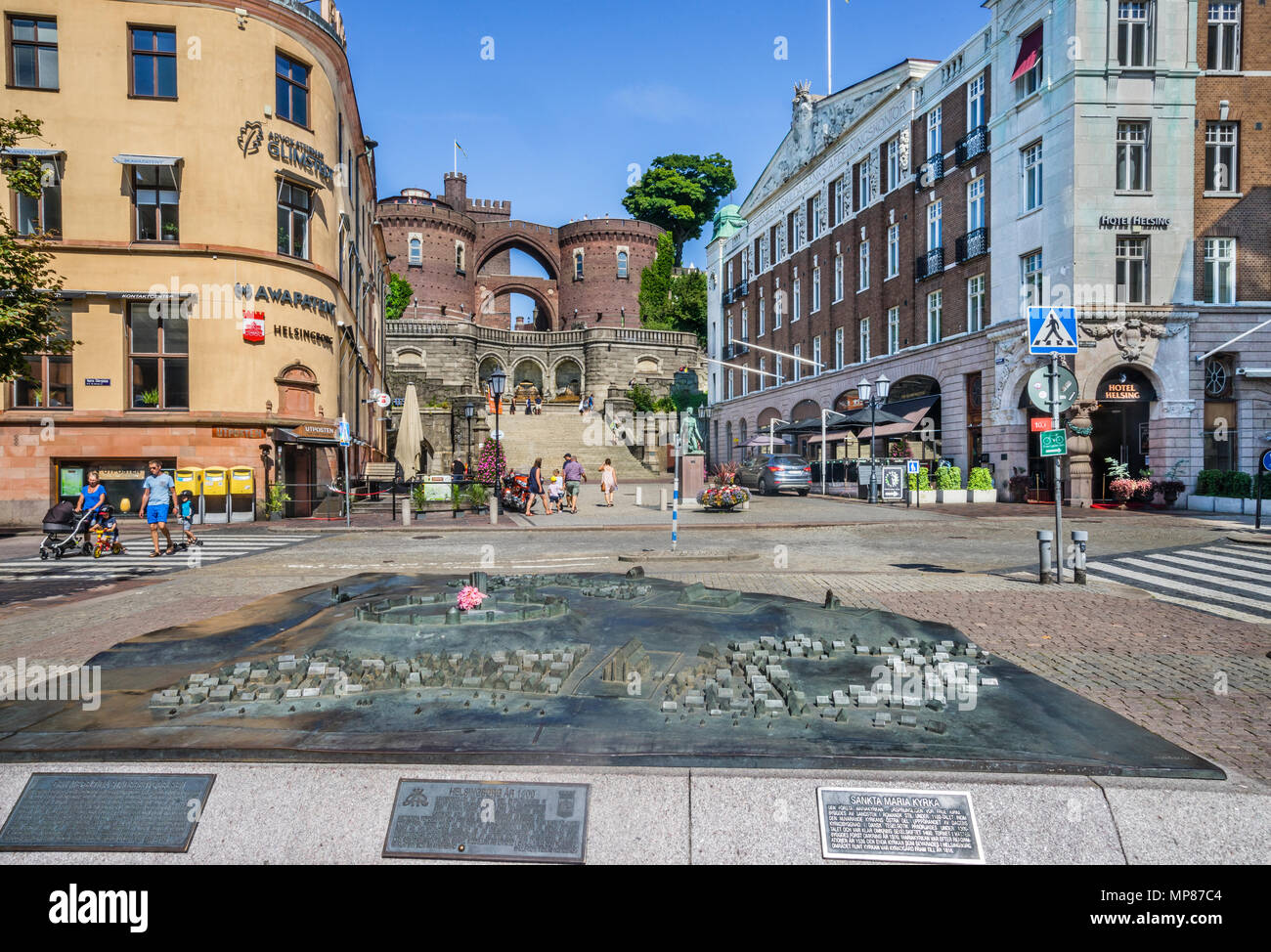 Bronce Modell des historischen Helsingborg am Stortoget zentralen Hauptplatz vor dem Hintergrund der Kärnan mediival Schloss, Helsingborg, Scani Stockfoto