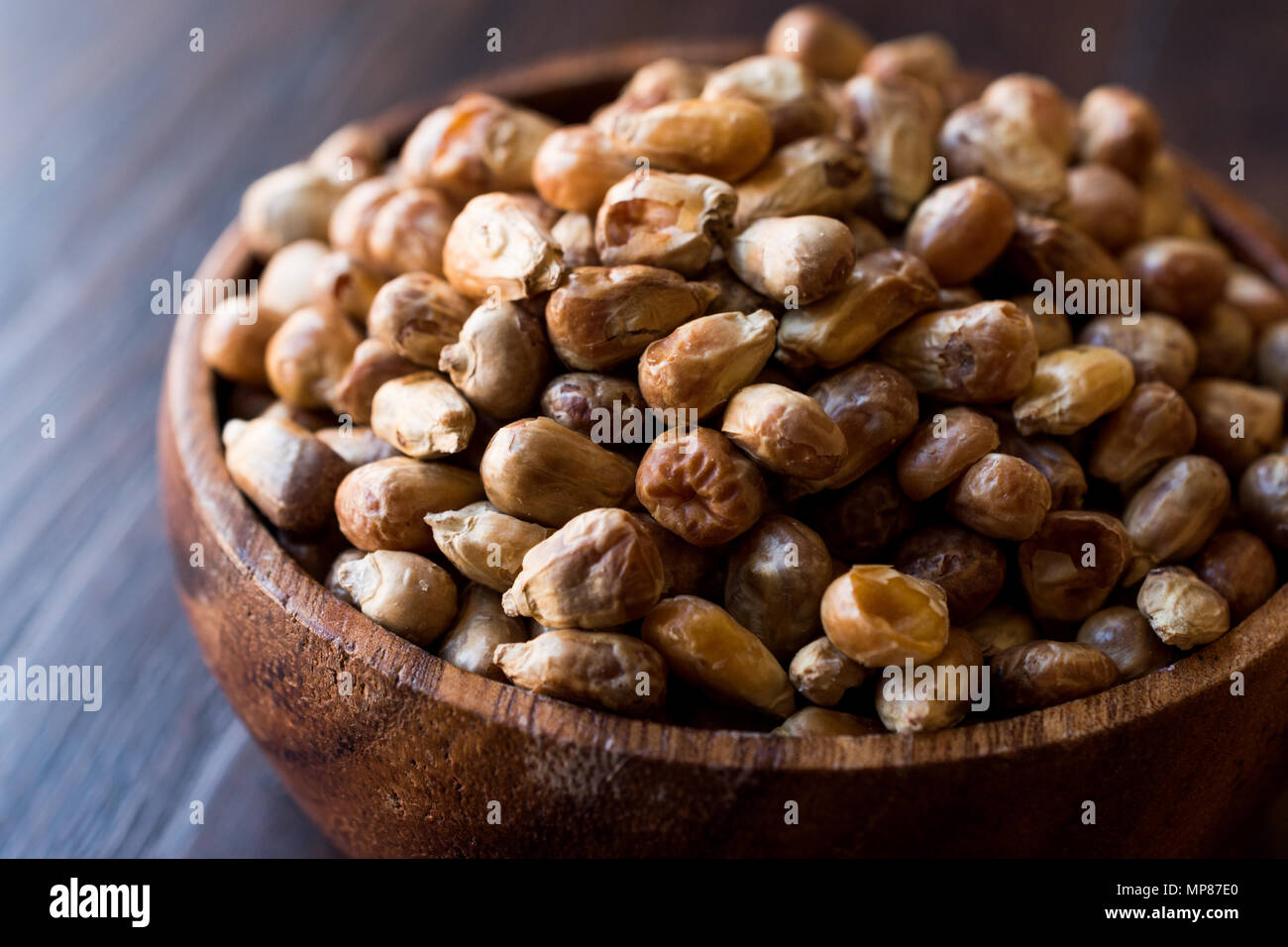 Türkische Snacks Kavurga/gebratenen Mais Saatgut in Houten. Ökologische Lebensmittel. Stockfoto