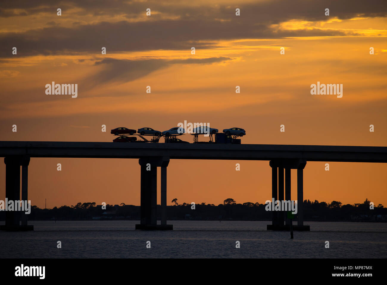 Stapler auf Brücke gegen eine orange farbigen Sonnenuntergang Himmel Stockfoto