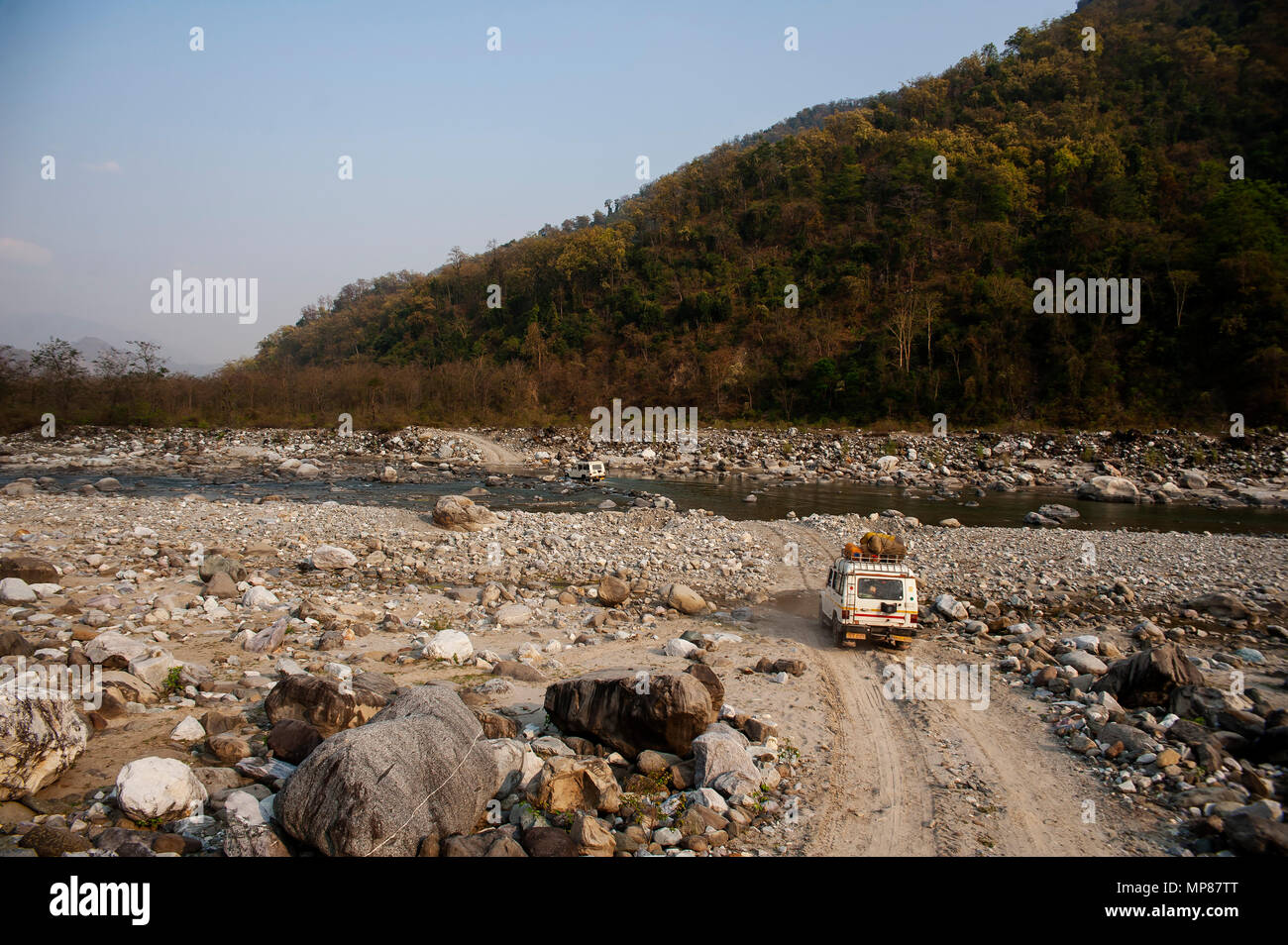 Vor kurzem eröffnete Straße von Chalti zu Chuka Dorf durch die Ladhya Fluss, Kumaon Bergen. Dieser Ort wurde bekannt durch Jim Corbett Uttarakhand, Indien Stockfoto