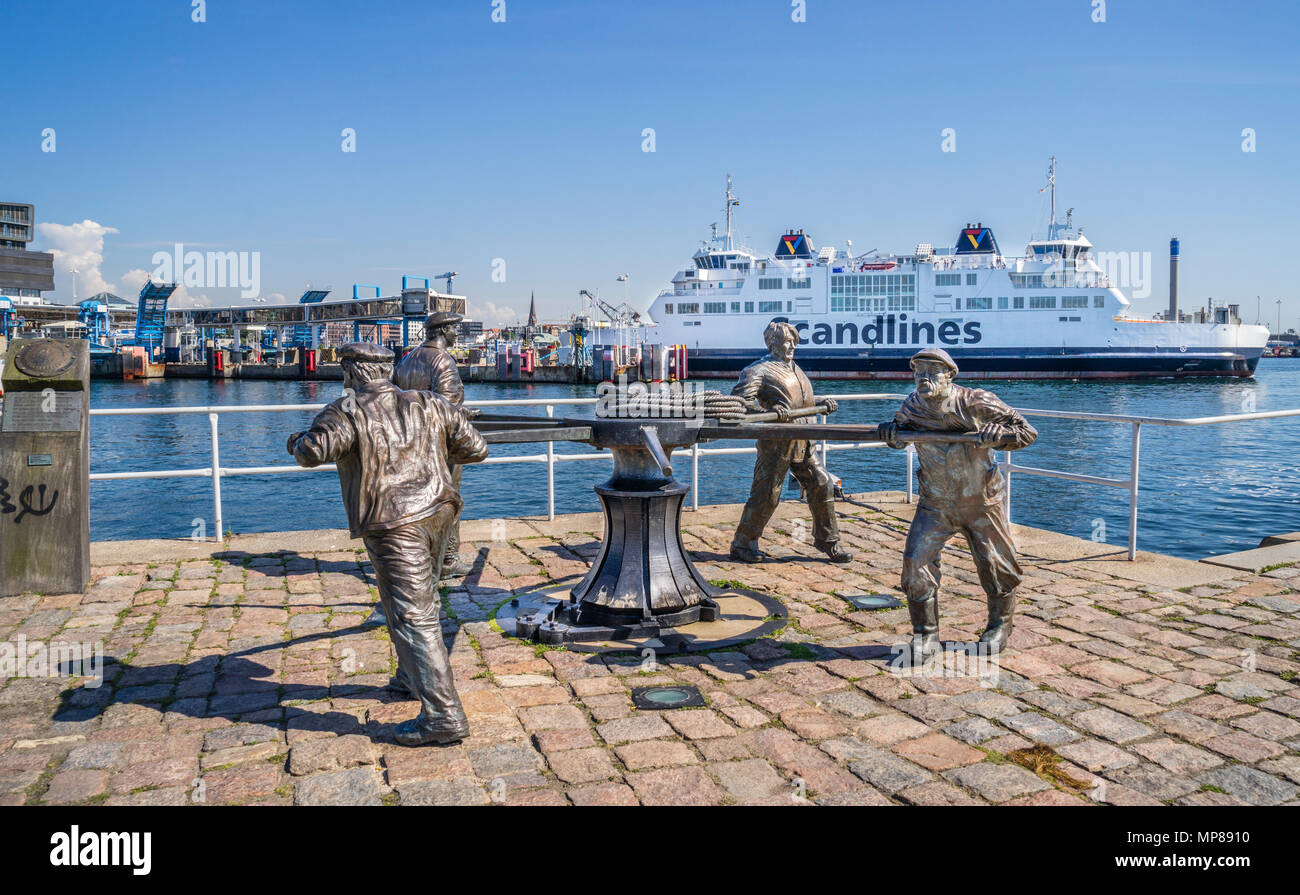 Skulptur von Matrosen arbeiten eine Ankerwinde Kabelzug Winde an der Brüstung breackwater am nördlichen Hafen von Helsingborg, Scania, Schweden Stockfoto