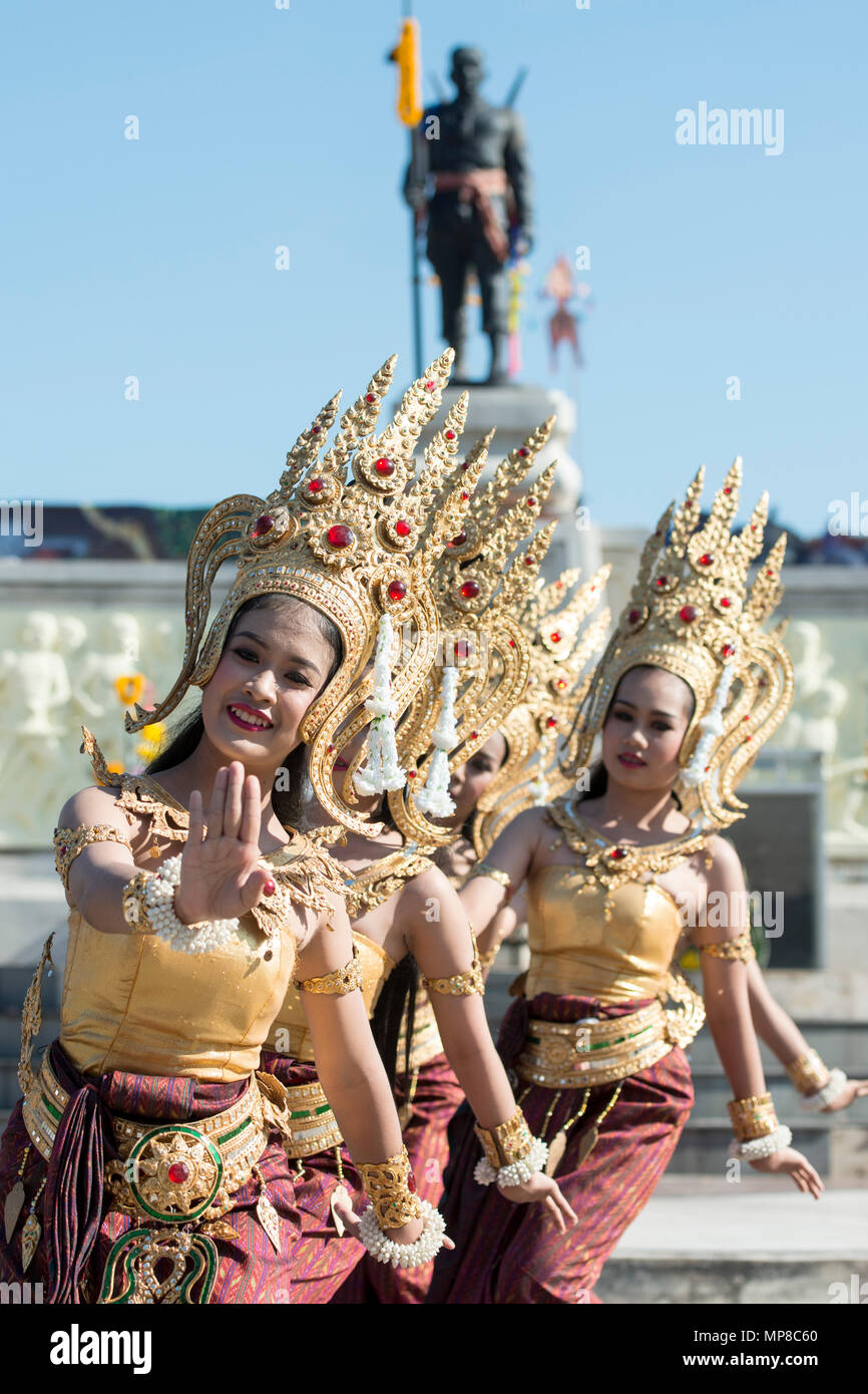 Traditionelle thailändische Tanz an der Phaya Surin Pakdee Monument an der traditionellen Elephant Round Up Festival in der Stadt Surin im Isaan in Thailand. Thai Stockfoto