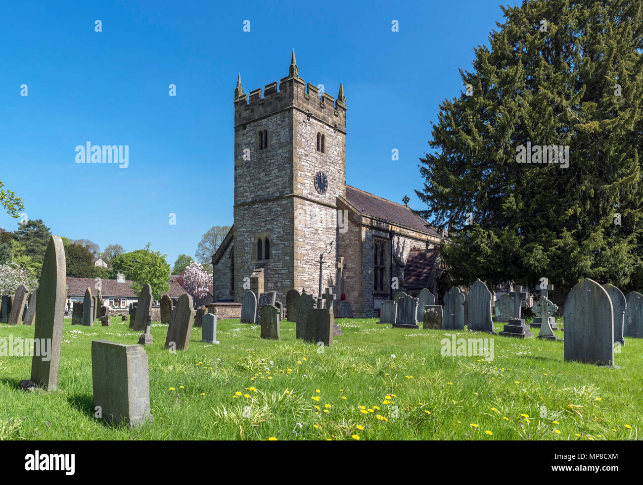 Die Pfarrkirche der Heiligen Dreifaltigkeit, Ashford-im-Wasser, in der Nähe von Bakewell, Derbyshire, England, UK. Stockfoto