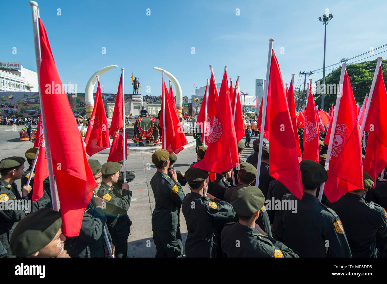 Thailändische Soldaten an einer Parade auf dem traditionellen Elephant Round Up Festival in der Stadt Surin im Isaan in Thailand. Thailand, Isan, Surin, November, 201 Stockfoto