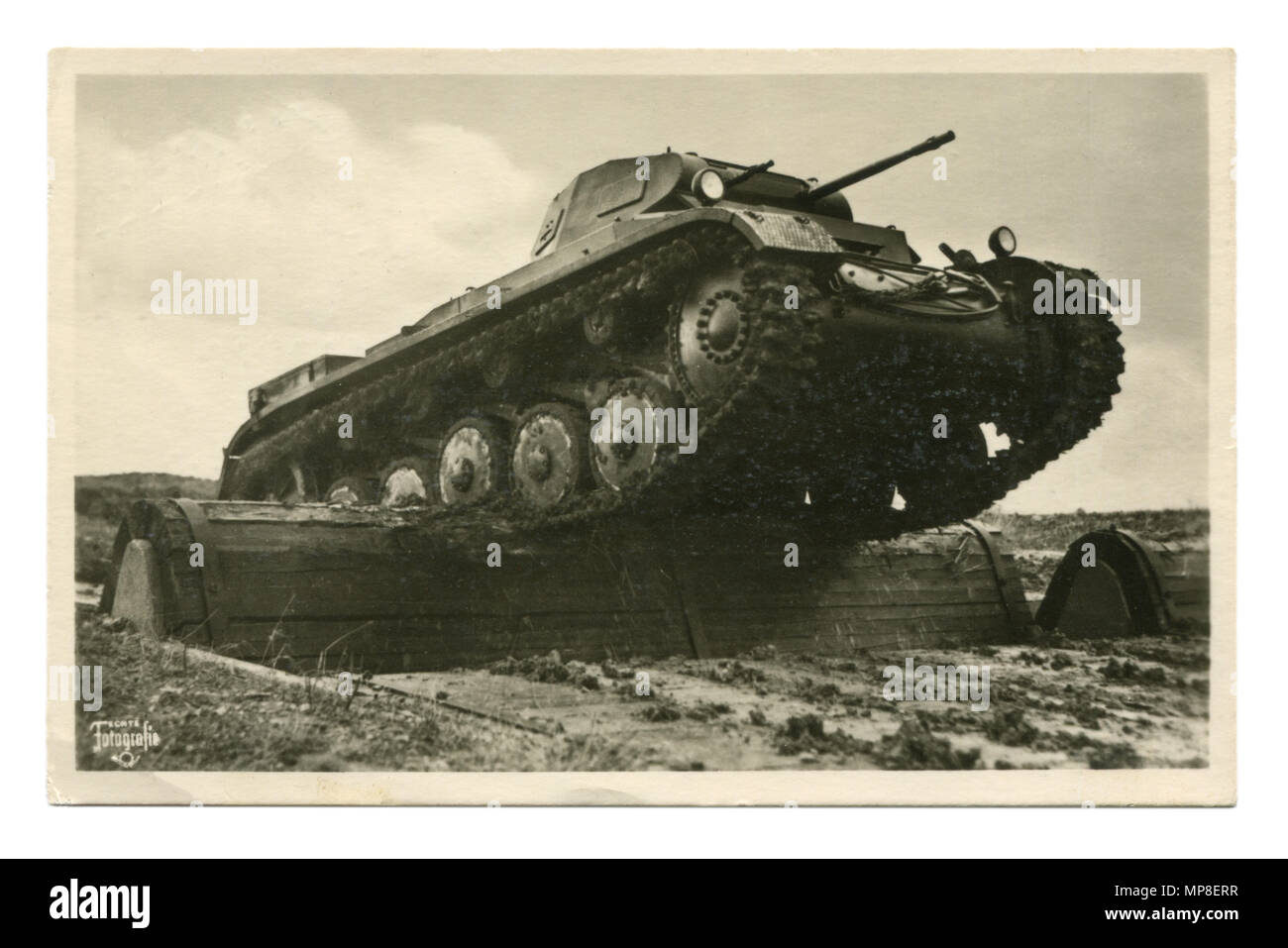 Alte deutsche Postkarte - Schwarz und Weiß Foto: "Unsere Wehrmacht' Serie: PzKpfw II Tank überwindet Hindernis auf dem Trainingsgelände. Weltkrieg II, Deutschland Stockfoto