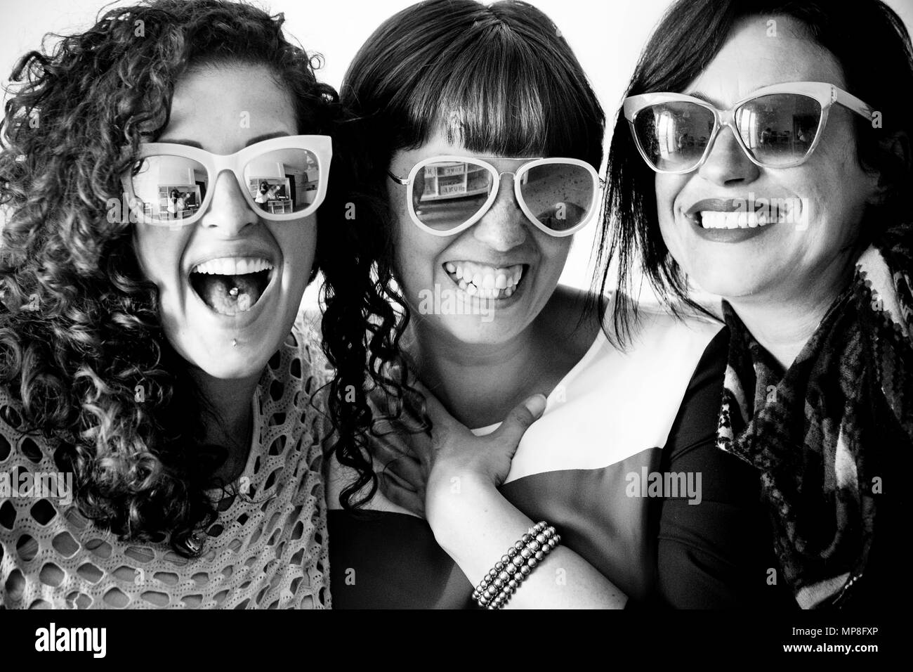 Freundschaft für die Gruppe der Frauen Menschen genießen und Lachen und Lächeln zusammen mit Sonnenbrille in der Verrücktheit Freizeit. Lustig, Lächeln für schöne schöne Kop Stockfoto